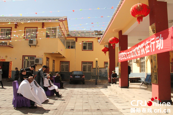 图片默认标题_fororder_松潘县爱心志愿者到养老院开展义剪活动