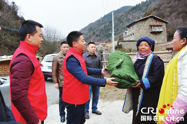 图片默认标题_fororder_崇州市援建队工作人员为贫困户送去御寒物品