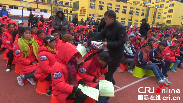 图片默认标题_fororder_活动现场分发学习资料