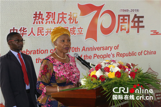 图片默认标题_fororder_2.津巴布韦执政党民盟全国主席、国防部长穆欣古丽向中华人民共和国成立７０周年表示祝贺。