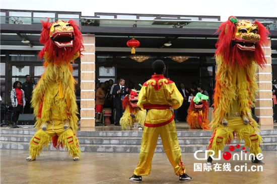 图片默认标题_fororder_4.中国驻津巴布韦使馆举办的国庆７０周年招待会上的舞狮表演。