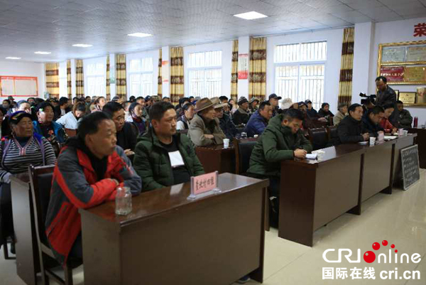 图片默认标题_fororder_6、认真聆听宣讲的群众