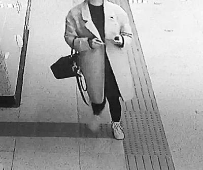 武汉地铁喊话&quot;走路看手机撒钱女子&quot;:等你来认领钱