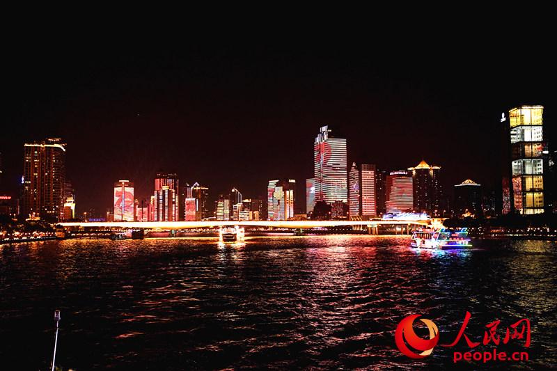 夜游珠江 外国友人沉迷最美“中国红”