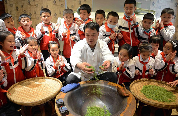 （张）自贡：传承古法手工制茶 让传统工艺开出灿烂之花_fororder_3手工制茶现场