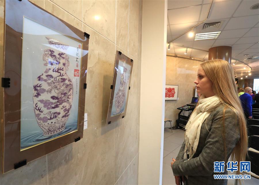 [新华网]中白民间艺术精品展在白俄罗斯开幕