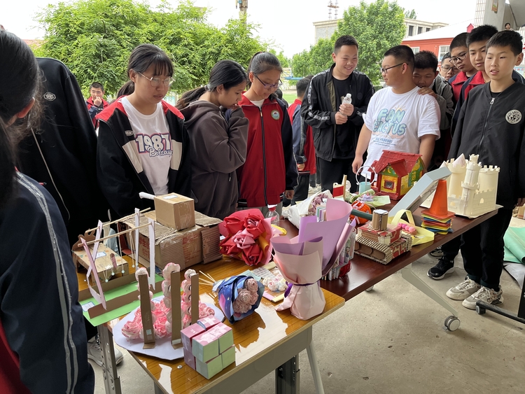 图片默认标题_fororder_同学们汇聚在展品前,或驻足凝望,或点评议论,不时发出啧啧称赞。