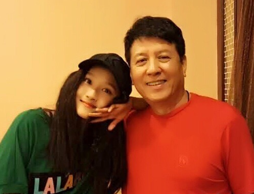 关晓彤与父亲搂肩合影 看女儿拍戏老爸心里美(图)