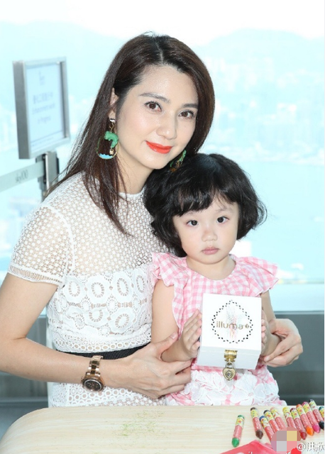 45岁洪欣带女儿出席活动透视白裙长发飘飘图