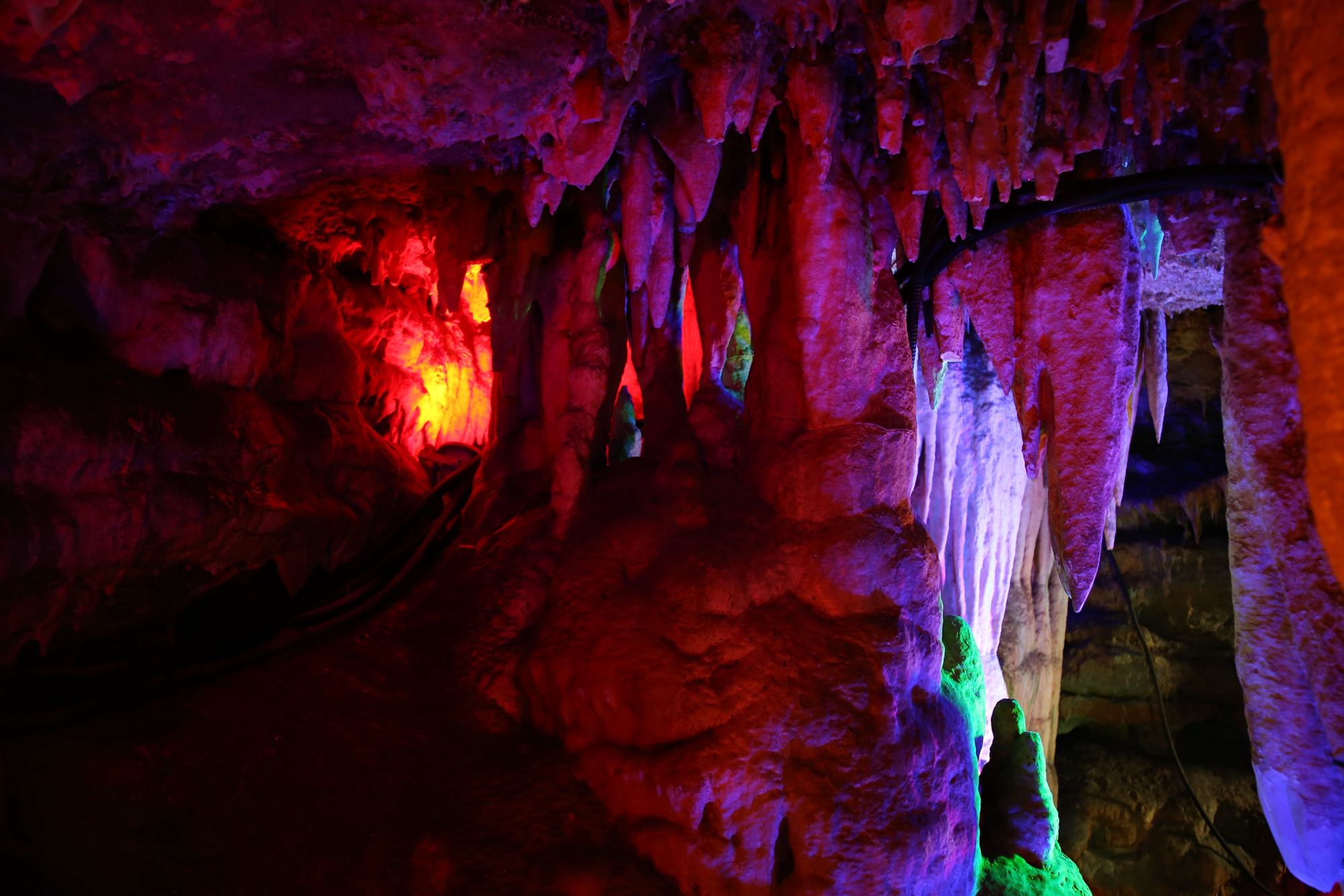 图片默认标题_fororder_悬挂倒垂的石牙 摄影 朱路.JPG