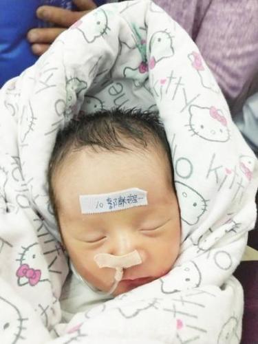 消防战士在天津港牺牲 51岁母亲产下双胞胎男婴