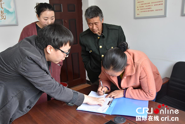 图片默认标题_fororder_群众满意结果现场签字确认（-利州区纪委监察委-供图）