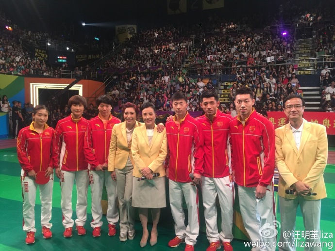 汪明荃69岁生日合影奥运选手 收到猪猪生日蛋糕