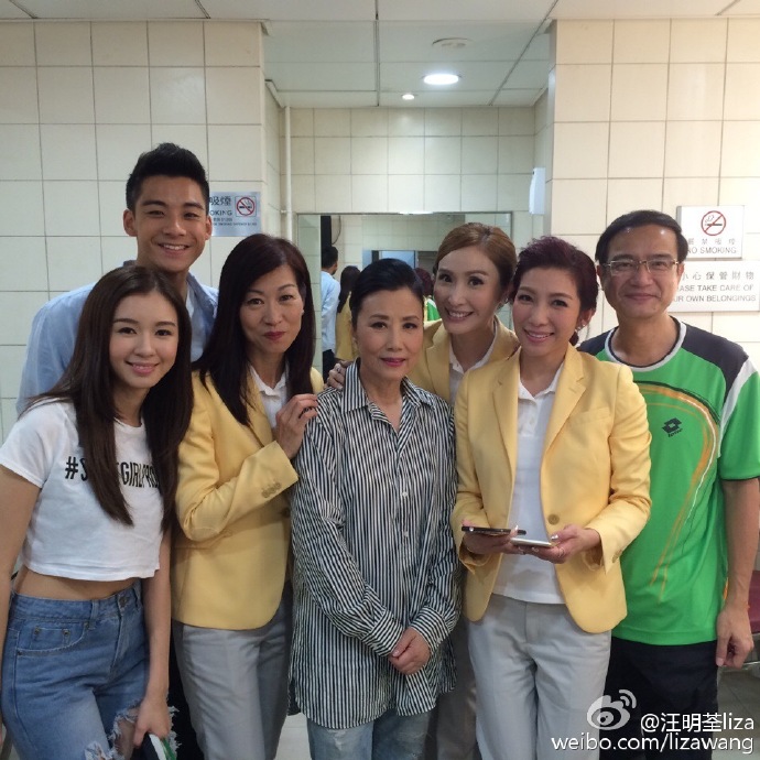 汪明荃69岁生日合影奥运选手 收到猪猪生日蛋糕