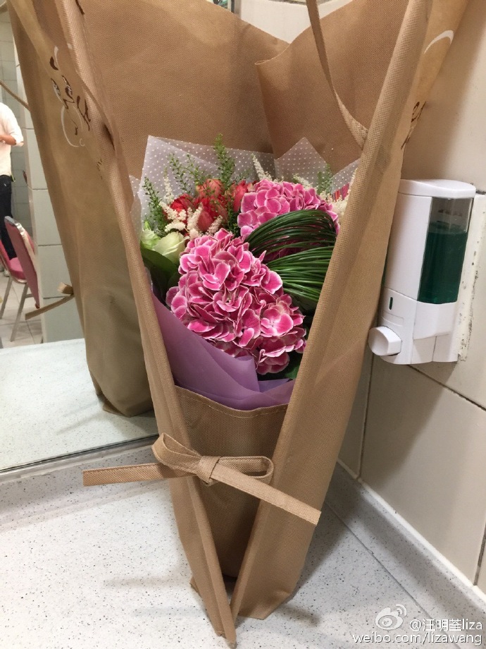 汪明荃69岁生日合影奥运选手 收到猪猪生日蛋糕