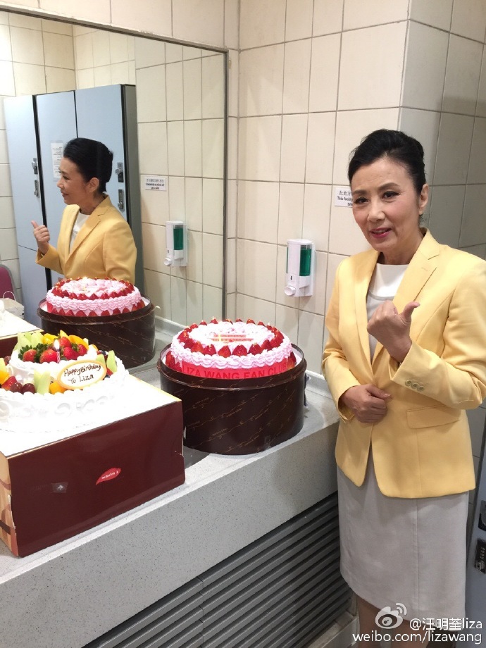 汪明荃69岁生日合影奥运选手 收到猪猪生日蛋糕