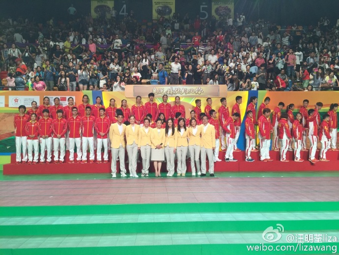 汪明荃69岁生日合影奥运选手 收到猪猪生日蛋糕