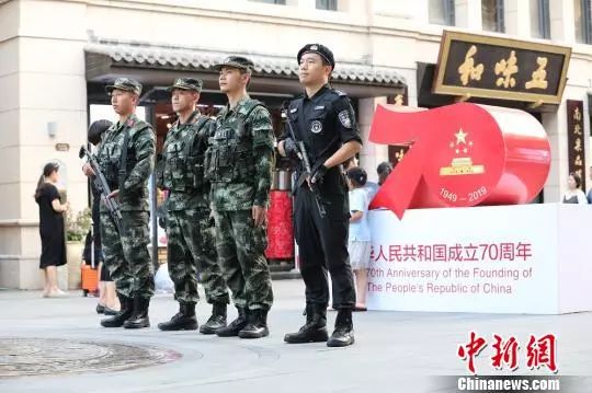 「中国新闻网」4岁女孩向武警敬礼，战士：感觉倍儿有面