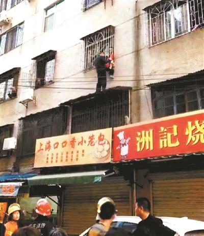 女童被卡三楼防盗网 3名男子托举半小时