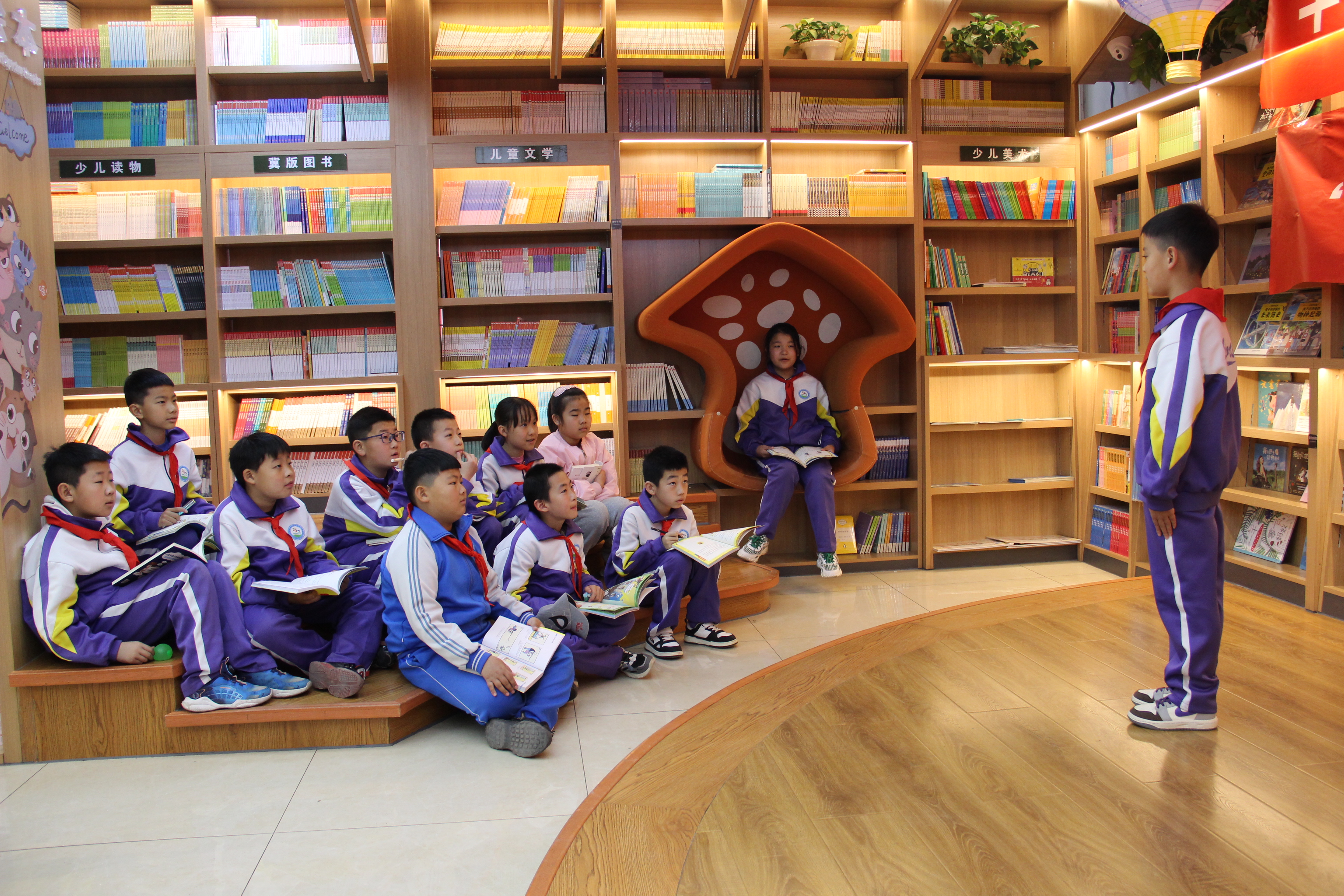 河北丰宁第四小学举办“知行向未来,阅读动起来”阅读分享会_fororder_图2 4月15日丰宁第四小学的学生在新华书店举办阅读分享会 程晖摄.JPG