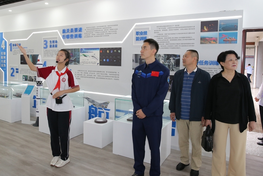(转载)川籍航天员叶光富飞天后首次回到家乡