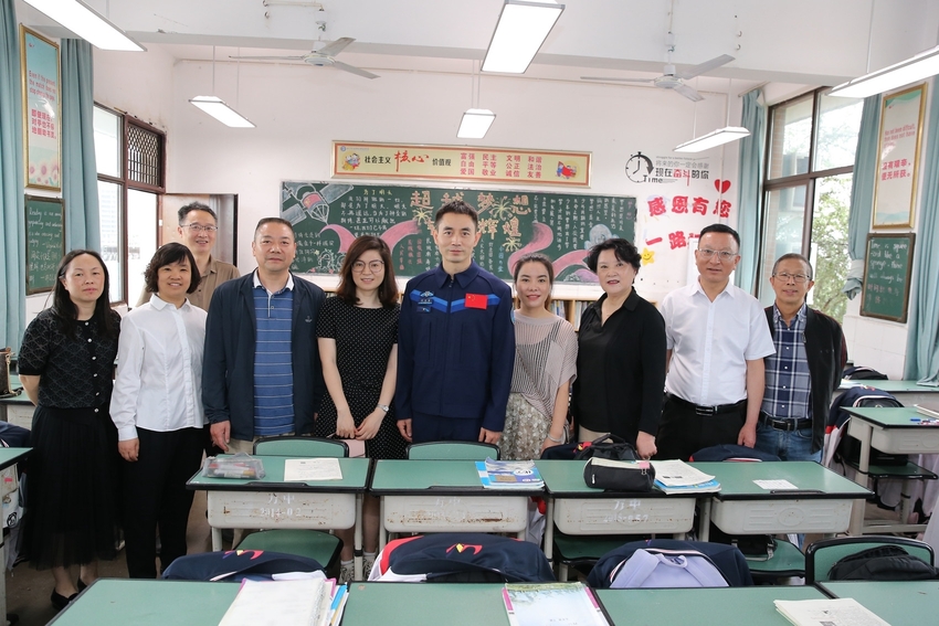 (转载)川籍航天员叶光富飞天后首次回到家乡