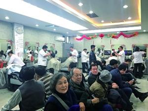 “龙抬头”理发店提前两小时开门 顾客凌晨五点排队