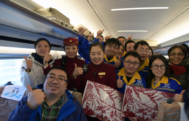 北京至张家口高速铁路工程荣膺中国土木工程詹天佑奖特等奖_fororder_12月30日,参与京张高铁建设的中铁七局部分员工在G2507次列车上与列车乘务人员合影。当日,京张高铁开通运营。.JPG