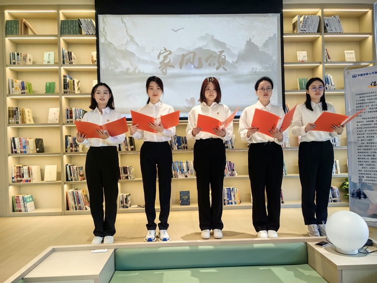 中铁七局晋城丹河新城项目部与丹河集团联合举办职工读书活动_fororder_朗诵《家风颂》(庞亚东拍摄)