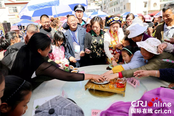 图片默认标题_fororder_3、游客及当地群众纷纷品尝美食