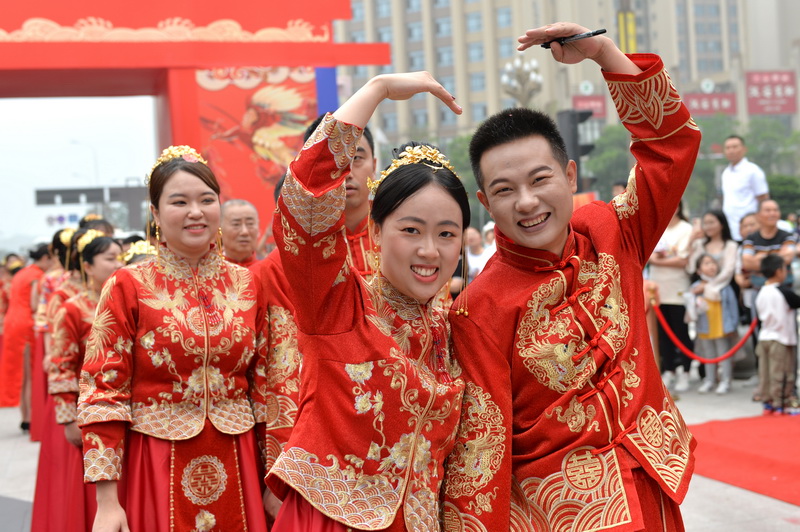 内江:太甜了 68对“新人”举行集体婚礼_fororder_参加婚礼的“新人”.JPG