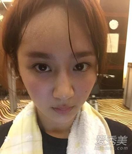 郑爽杨紫素颜黑眼圈严重 拉低颜值(组图)