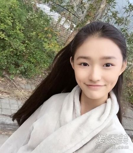 郑爽杨紫素颜黑眼圈严重 拉低颜值(组图)