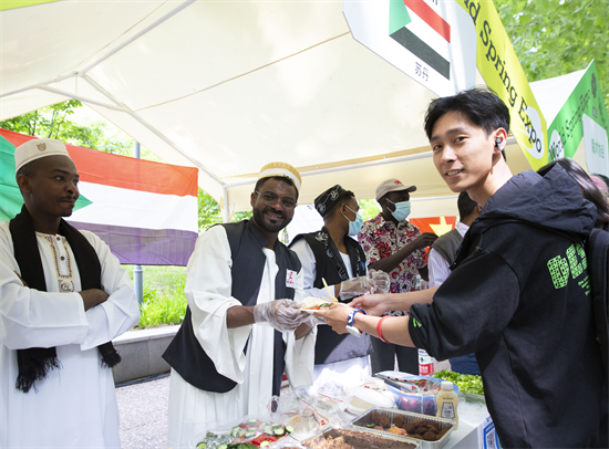 览各国文化 、尝特色美食……大连理工大学举办国际文化节_fororder_图片1