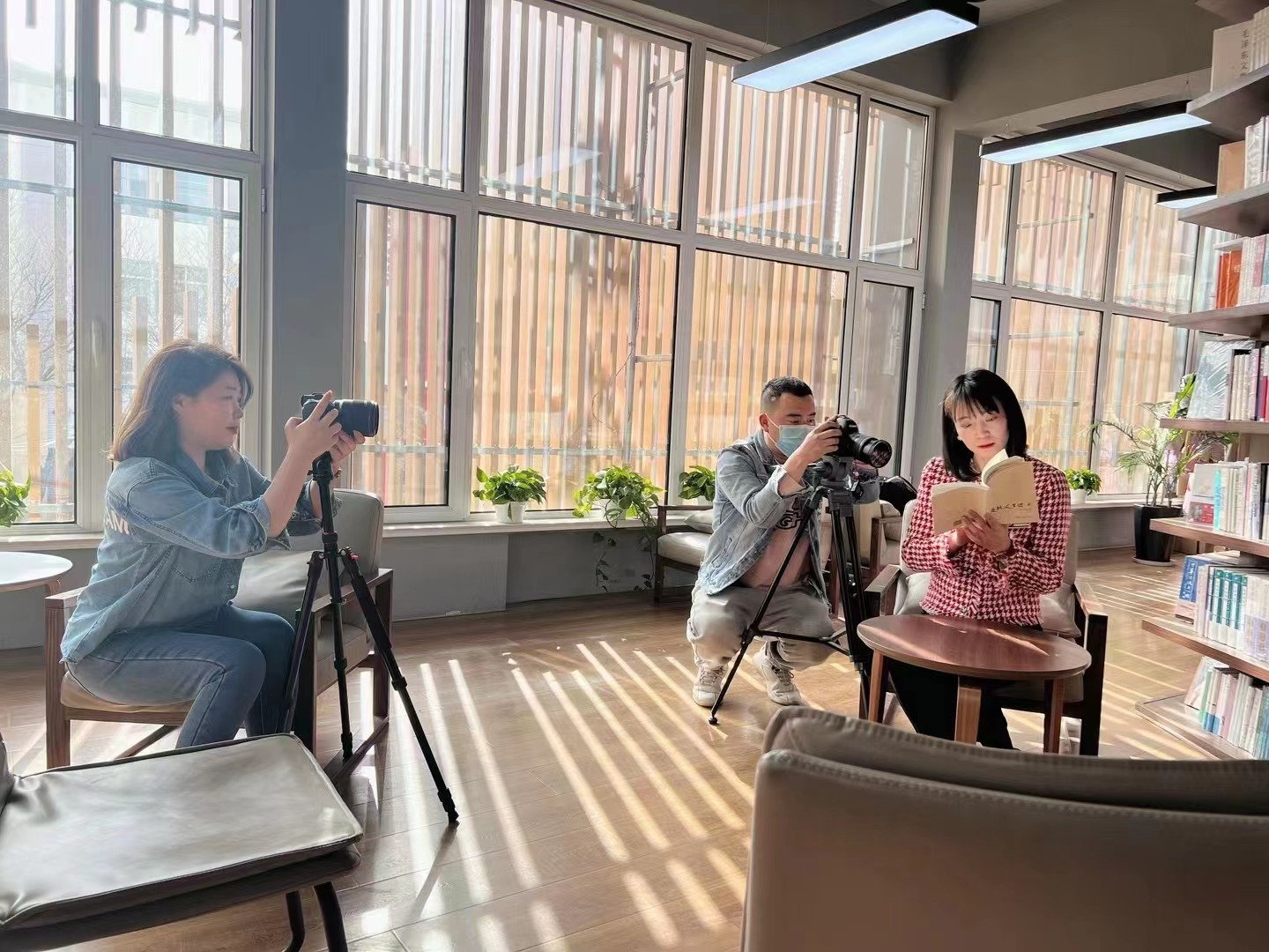 图片默认标题_fororder_图3 丰宁融媒体中心摄制组正在录制读书栏目《阅享时光》 拍摄赵紫嫣