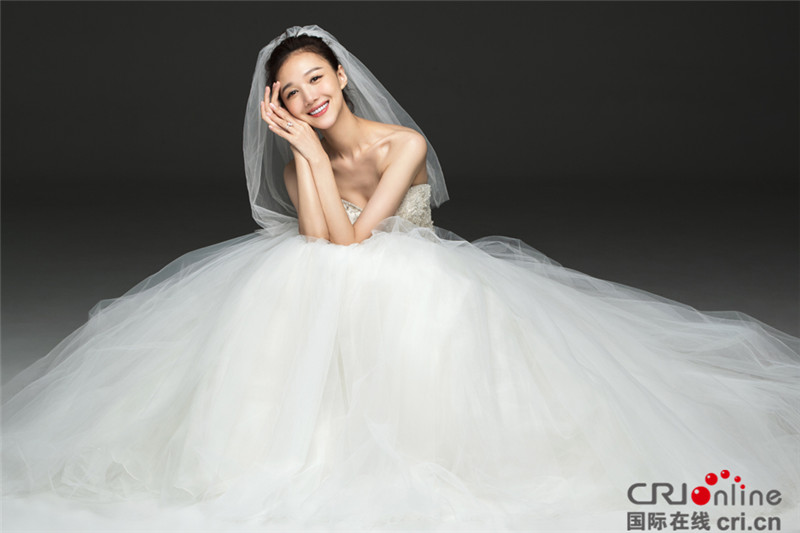 朱孝天夫妇今日前往巴厘岛 复古宫廷风婚纱照曝光(图)