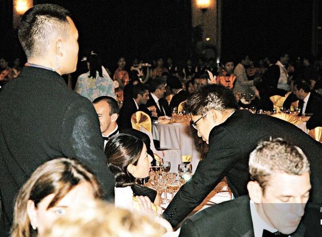 拍比赛学花样游泳 霍启刚对郭晶晶的爱都在细节里