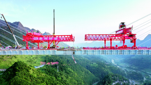 （要闻带摘要）世界第一高混凝土塔桥 平塘特大桥成功合龙