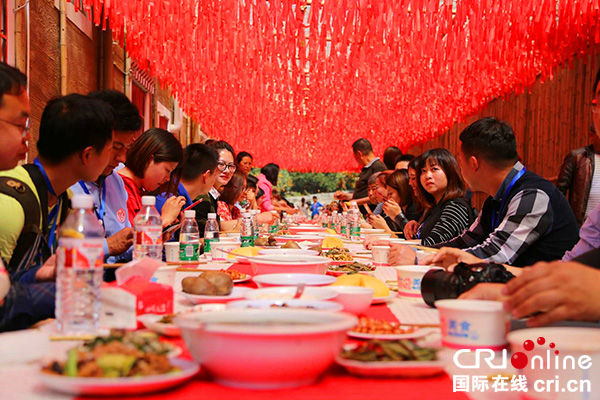 图片默认标题_fororder_长街盛宴（摄影：葛旺）