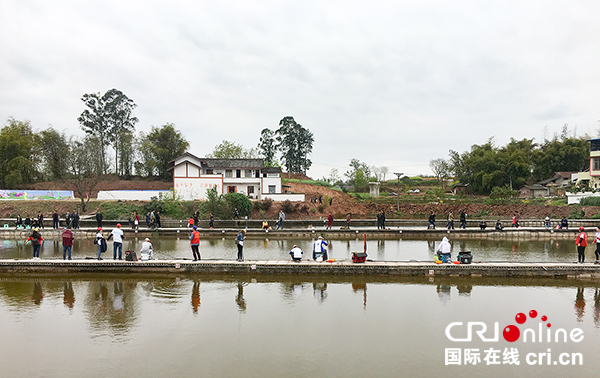 图片默认标题_fororder_游客钓鱼忙