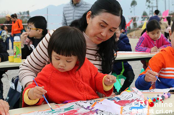 图片默认标题_fororder_风筝手绘比赛中三岁小朋友在家长陪伴下完成作品