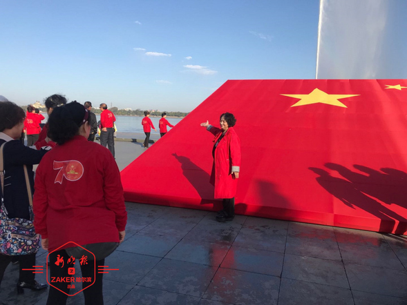 " 我与国旗合张影 " 活动在哈尔滨防洪纪念塔举办