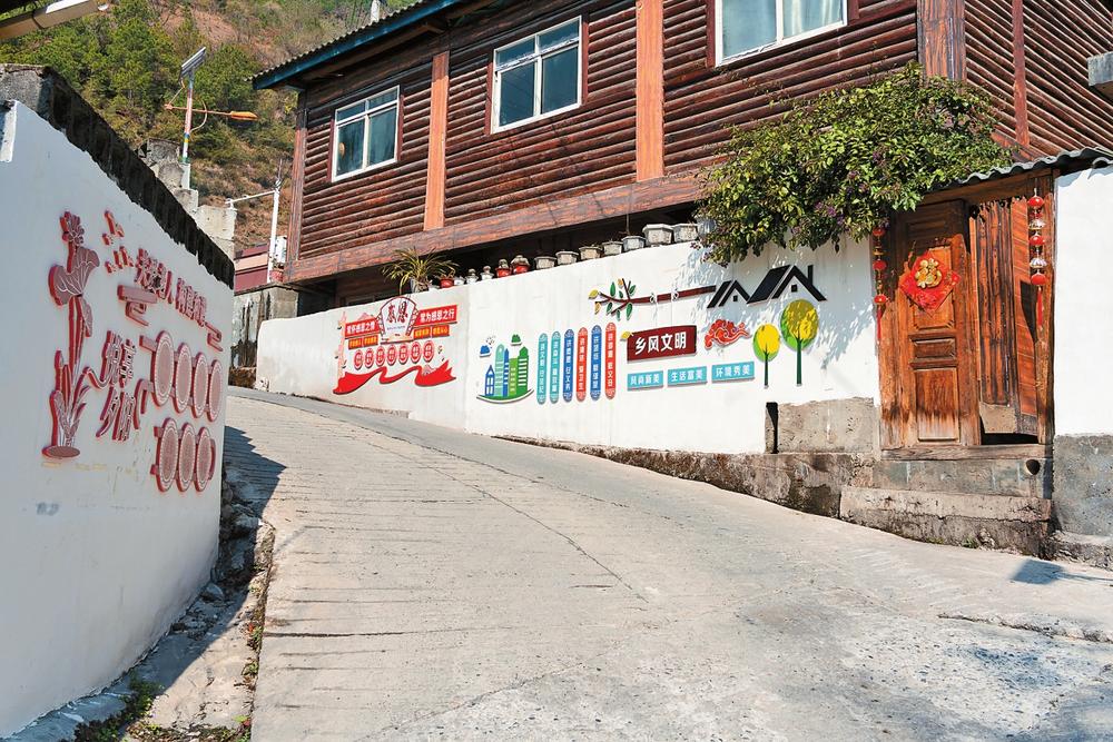 怒江贡山:村民富起来 村寨美起来_fororder_3961