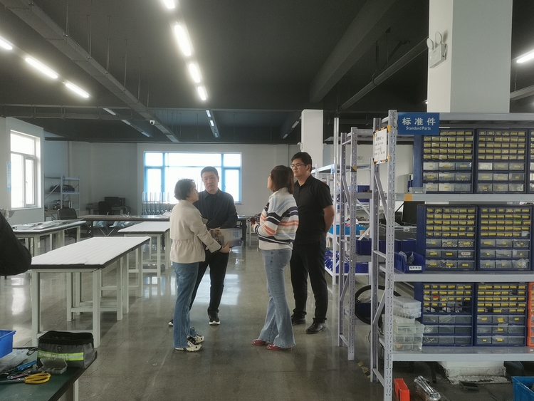 图片默认标题_fororder_满城区科技局工作人员在天峋创新(河北)科技有限公司与企业负责人深入了解技术创新情况 摄影 曹雨菲