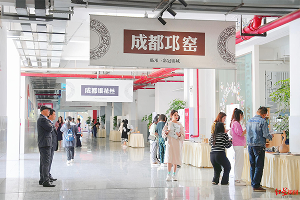 (转载)成都传统工艺传承普及课程走进校园,7位非遗传承人受聘传习大师_fororder_未标题-4