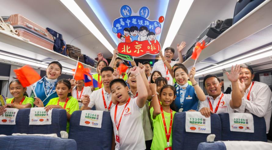 百名老挝小学生乘中老铁路列车到北京_fororder_3