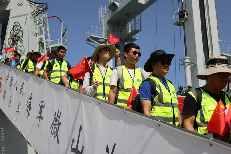 他们搭乘中国军舰撤离苏丹：“谢谢你中国，我们爱你！”