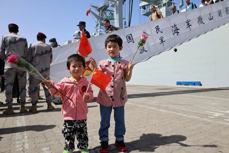 他们搭乘中国军舰撤离苏丹：“谢谢你中国，我们爱你！”