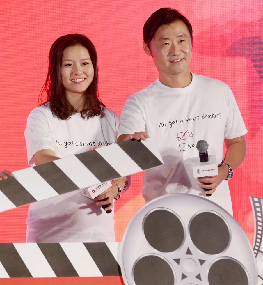 已经退役的中国网球名将李娜与丈夫姜山作为公益大使出席活动