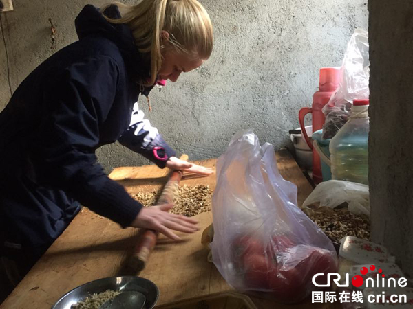 图片默认标题_fororder_7、挪威学生学做藏餐